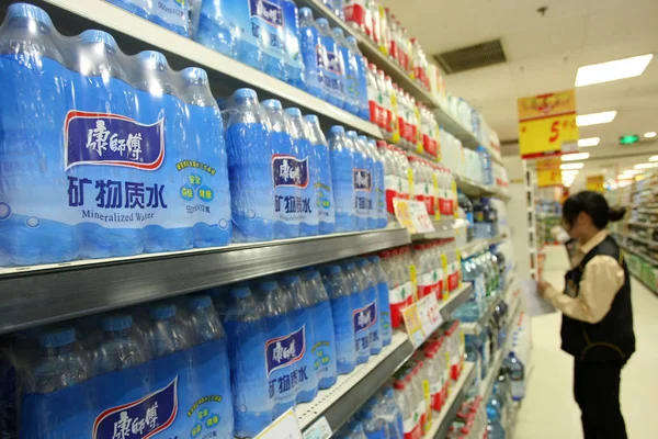 Bottiglie Acqua Minerale Master Kong Della Tingyi Holding Corp Sono — Foto Stock