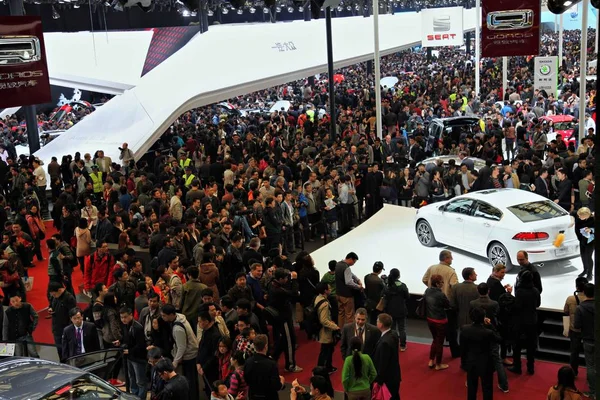 Los Visitantes Agolpan Alrededor Los Automóviles Durante 15ª Exposición Internacional — Foto de Stock