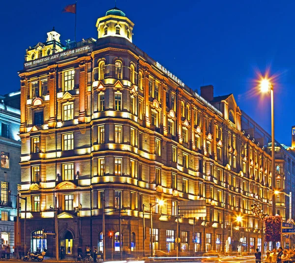 Éjszakai Kilátás Swatch Art Béke Hotel Bund Közelében Sanghajban Kína — Stock Fotó