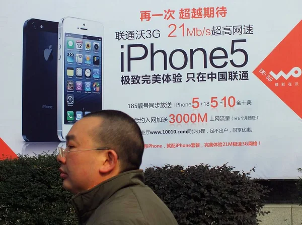 2012年12月30日 在中国中部湖北省宜昌市 一名行人走过中国联通苹果 Iphone 智能手机的广告 — 图库照片