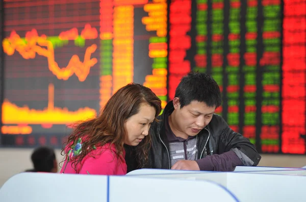 Китайские Инвесторы Проверяют Цены Акции Красный Роста Цен Зеленый Падения — стоковое фото