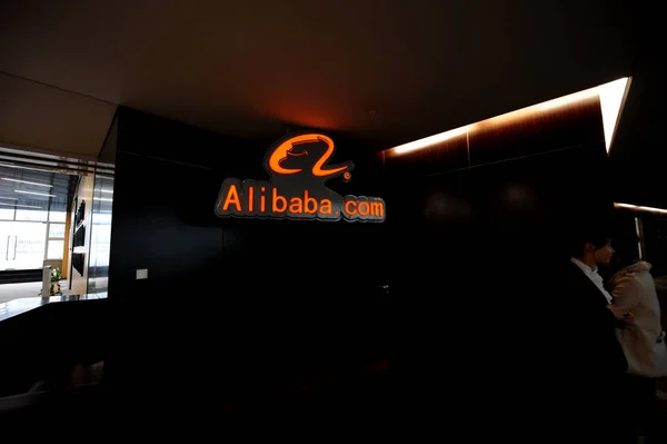 Άνθρωποι Επισκέπτονται Κεντρικά Γραφεία Του Alibaba Στην Πόλη Χανγκζού Ανατολική — Φωτογραφία Αρχείου
