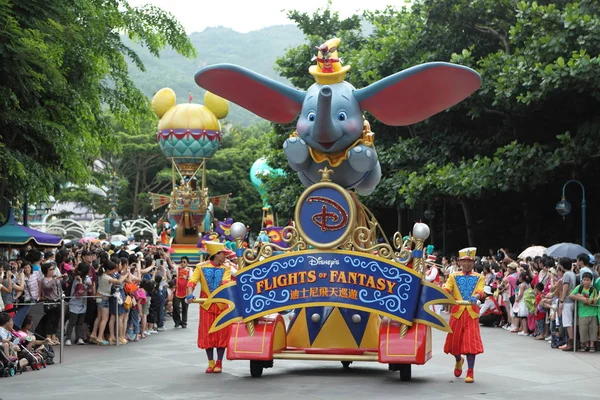 2012년 27일 홍콩의 디즈니랜드 리조트에서 퍼레이드를 관람하는 관광객들 — 스톡 사진