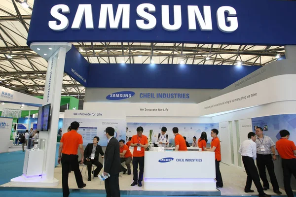 Les Gens Visitent Stand Samsung Lors 2013 Conférence Exposition Internationale — Photo