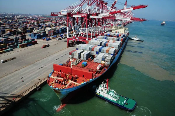 Rebocadores Atracam Navio Porta Contentores Porto Qingdao Cidade Qingdao Leste — Fotografia de Stock