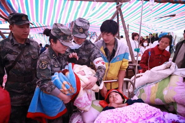 Κινεζική Στρατιωτική Γιατροί Αναλάβει Φροντίδα Ενός Νεογέννητου Μωρού Μια Σκηνή — Φωτογραφία Αρχείου