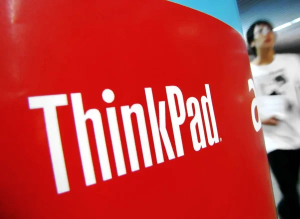 Bir Yaya Şangay Thinkpad Bir Reklam Geçmiş Yürüyor Çin Temmuz — Stok fotoğraf