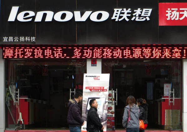 Los Peatones File Caminan Frente Una Tienda Lenovo Ciudad Yichang — Foto de Stock