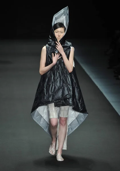 Una Modella Espone Una Nuova Creazione Del Designer Cinese Zhang — Foto Stock
