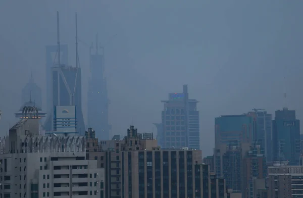 Rascacielos Edificios Gran Altura Ven Smog Pesado Shanghai China Enero —  Fotos de Stock