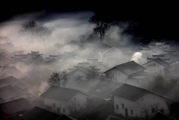 Zauberhafter Nebel Bedeckt Teilweise Häuser Dorf Shicheng Kreis Wuyuan Stadt — Stockfoto