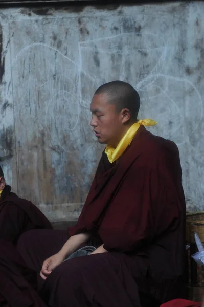 Ένας Μοναχός Προσεύχεται Για Θύματα Στον Σεισμό Του Γιαάν Ένα — Φωτογραφία Αρχείου