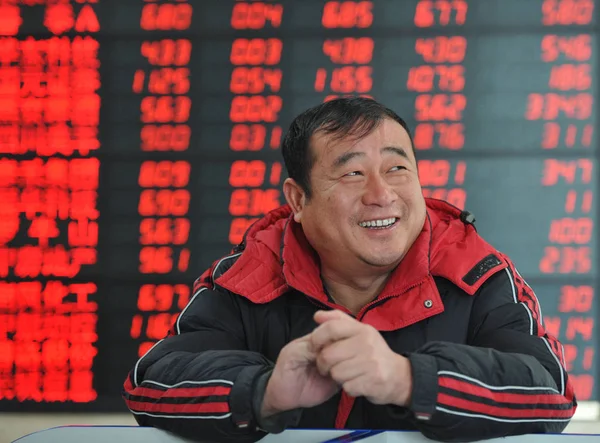 Китайський Інвестор Дивиться Ціни Акцій Червоний Підвищення Цін Фондових Брокерських — стокове фото