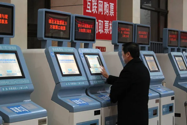 Pasajero Compra Sus Billetes Una Máquina Automática Recogida Billetes Beijing — Foto de Stock