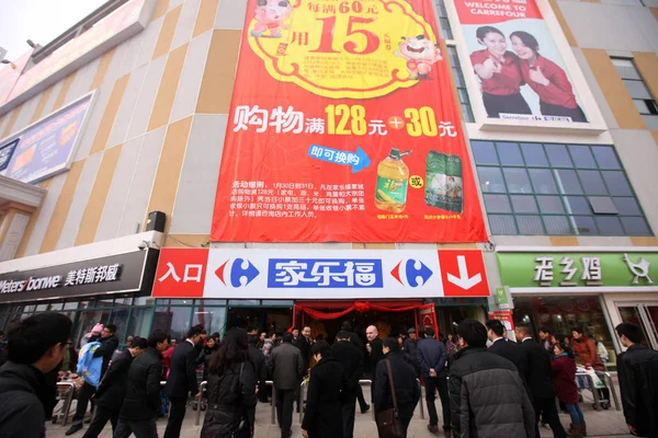 人々は 2013年1月30日 中国東部安寧省 Bozhou市 メンチェン郡に新しくオープンしたカルフールスーパーマーケットに入ります — ストック写真