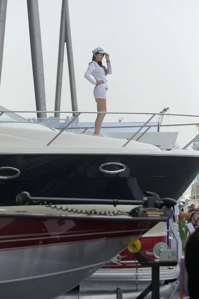 Model Stawia Jachcie Podczas Chiny Szanghaj International Boat Show Szanghaju — Zdjęcie stockowe