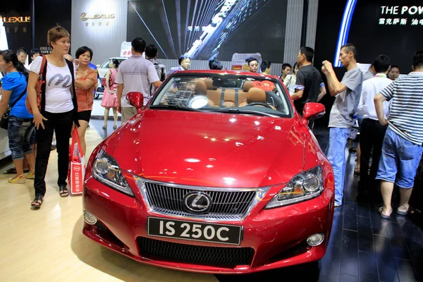 Visitors Look Lexus 250C Auto Show Haikou City South Chinas — Stock Photo, Image