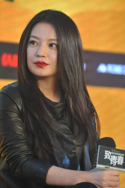 2013年1月29日 中国女演员兼导演赵伟在中国北京举行的新片 为我们的青年衰落 的新闻发布会上做出了反应 — 图库照片