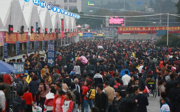 Chinese Passagiers Menigte Het Ticket Center Het Treinstation Guangzhou Guangzhou — Stockfoto