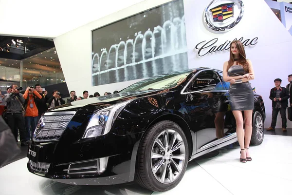Modelo Posa Con Cadillac Xts Durante 15ª Exposición Internacional Industria — Foto de Stock