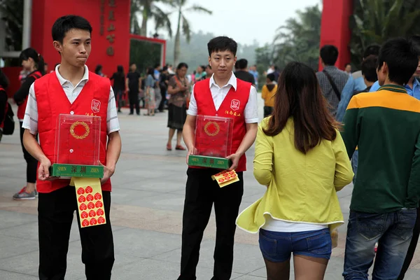 中国红十字会深圳分会的志愿者手持空的募捐箱 在深圳市的一条街上为中国西南地震灾区的人们募捐 — 图库照片