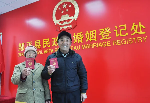 Старшая Китайская Пара Показывает Свои Свидетельства Браке Офисе Регистрации Брака — стоковое фото