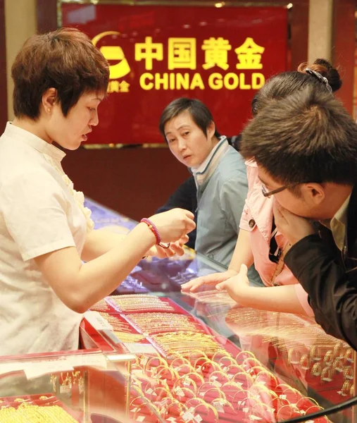 中国の顧客は 南京のゴールドショップで金の装飾品を購入します 東中国江蘇省 月2011 — ストック写真