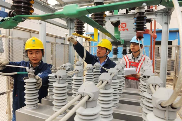 Trabajadores Chinos Mantienen Las Líneas Eléctricas Subestación Dongyang 110Kv Chuzhou — Foto de Stock