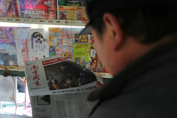 Китаец Читает Последнюю Редакцию Southern Weekly Газетном Киоске Городе Уси — стоковое фото