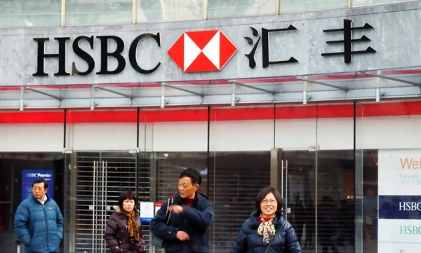 2012년 18일 보행자가 상하이의 Hsbc 지점을 지나걷고 있습니다 — 스톡 사진