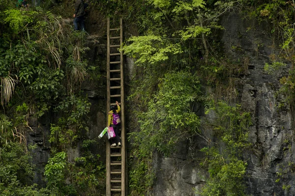 Xinxin Years Old Girl Climbs Vertical Wooden Ladders School Sangzhi — Stock Photo, Image