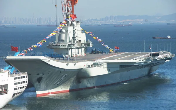 Chinas Uçak Gemisi Liaoning Dalian Şehirde Görülür Kuzeydoğu Chinas Liaoning — Stok fotoğraf