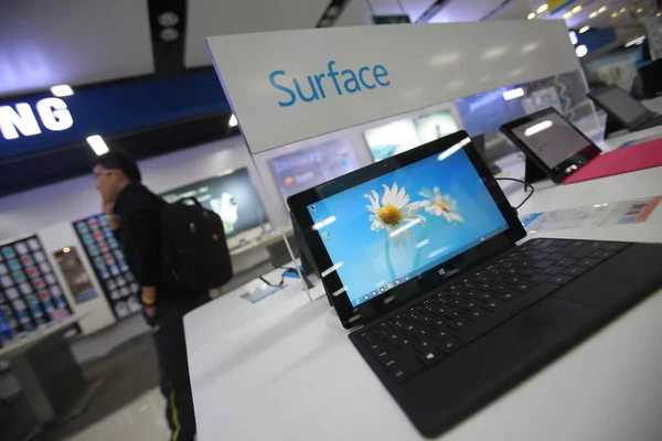 Acheteur Chinois Passe Devant Les Tablettes Microsoft Surface Pro Vendre — Photo