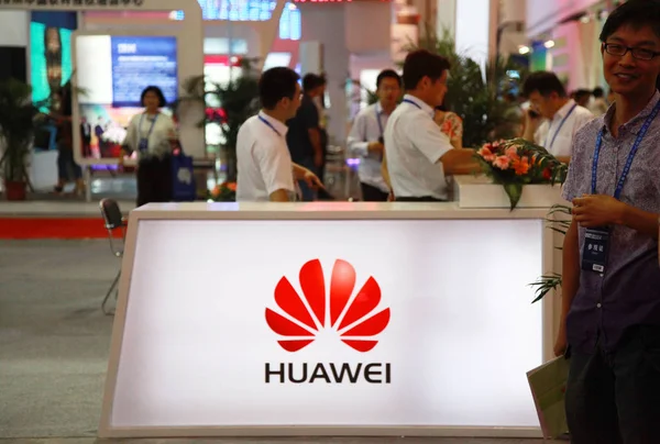 Kinesisk Personal Arbetar Monter Huawei Internationell Programvaru Utställning Nanjing East — Stockfoto