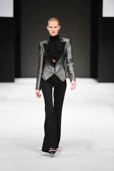 Mannequin Présente Une Nouvelle Création Dessinateur Mode Chinois Frankie Xie — Photo