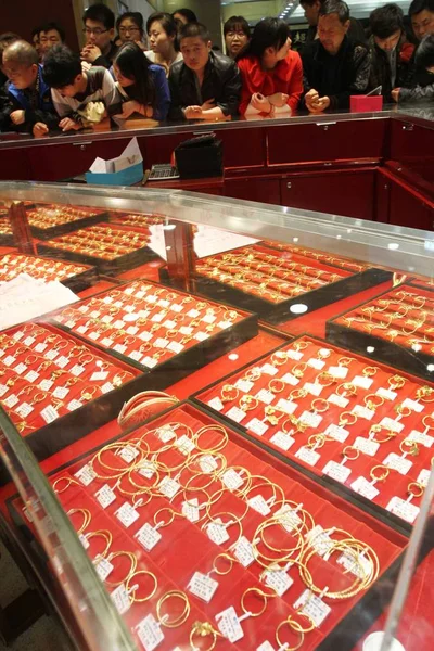Kínai Vásárlók Vásárolni Arany Díszek Egy Ékszerbolt Xuchang Város Közép — Stock Fotó