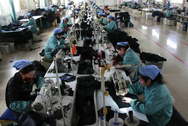 노동자 바느질 안후이 2013에서에서 공장에서 미국에 수출을 — 스톡 사진
