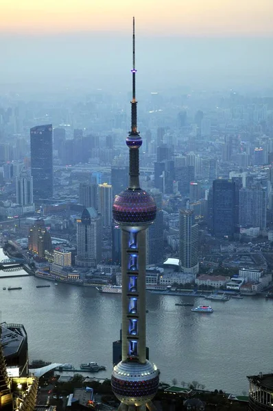 Torre Oriental Pearl Está Iluminada Con Luz Azul Para Conmemorar — Foto de Stock