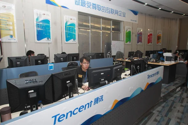 中国の従業員は 深圳市 南中国広東省のテンセントの本部で モバイルメッセージングアプリ Weixin または Wechat のオペレーションセンターで働いています 月2013 — ストック写真