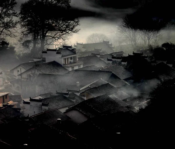 Zauberhafter Nebel Bedeckt Teilweise Häuser Dorf Shicheng Kreis Wuyuan Stadt — Stockfoto