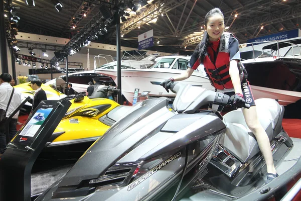 Modell Poserar Motorbåt Den China Shanghai International Boat Show Shanghai — Stockfoto