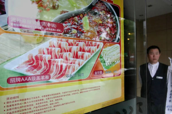 Bir Garson Şangay Little Sheep Restoran Bir Şube Girişinde Duruyor — Stok fotoğraf