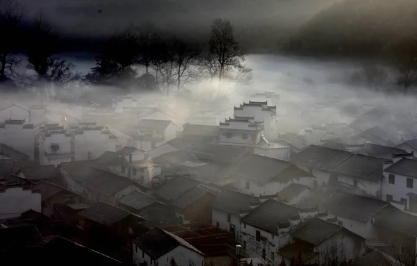 Zauberhafter Nebel Bedeckt Teilweise Häuser Dorf Shicheng Kreis Wuyuan Stadt — Stockfoto