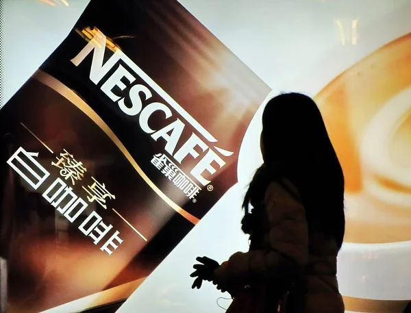 Een Voetganger Wandelingen Langs Een Advertentie Voor Nescafe Koffie Van — Stockfoto