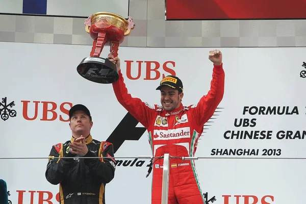 Piloto Español Fernando Alonso Ferrari Derecha Celebra Con Trofeo Campeón —  Fotos de Stock