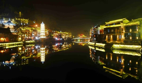Utsikt Över Den Hisnande Natt Scenen Vid Fenghuangs Gamla Stadsdel — Stockfoto