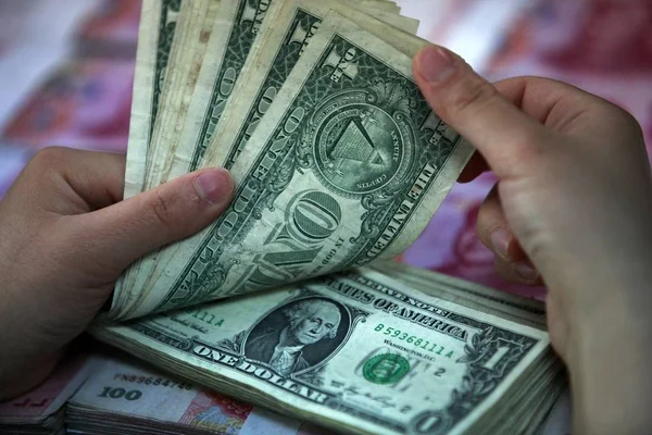 Kinesiska Kontorist Räknar Oss Dollar Anteckningar Bank Huaibei City Östra — Stockfoto