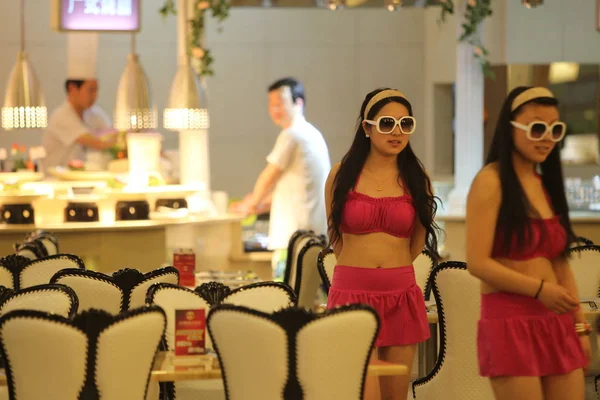 Chinese Female Waitresses Wear Pink Colored Bikinis Large Sunglasses While — Stock Photo, Image