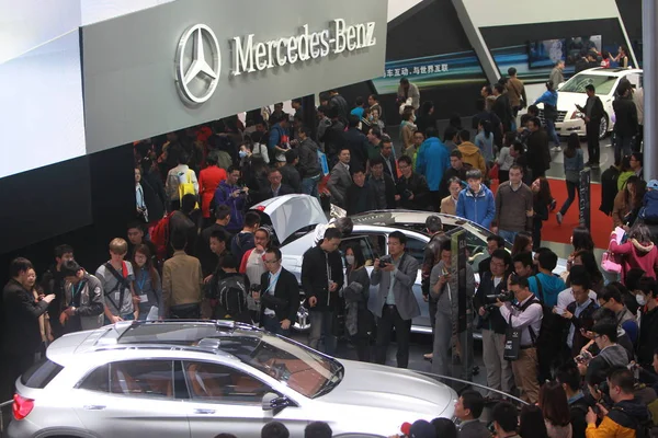 Soubor Návštěvníci Zaplavují Kolem Vozů Mercedes Benz Během Šanghaj Mezinárodní — Stock fotografie