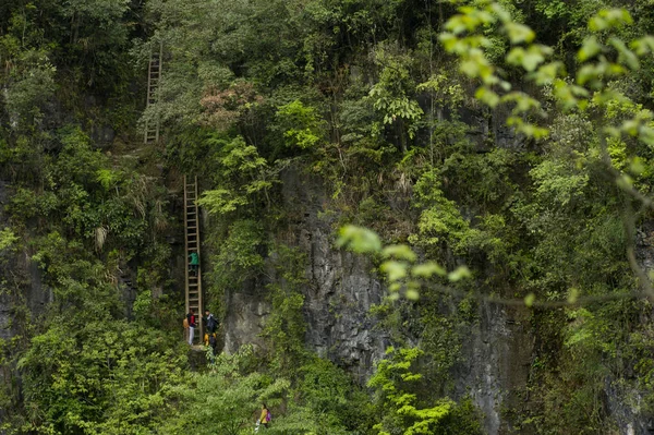 Vista Personas Subiendo Dos Escaleras Verticales Madera Montañas Profundas Condado —  Fotos de Stock